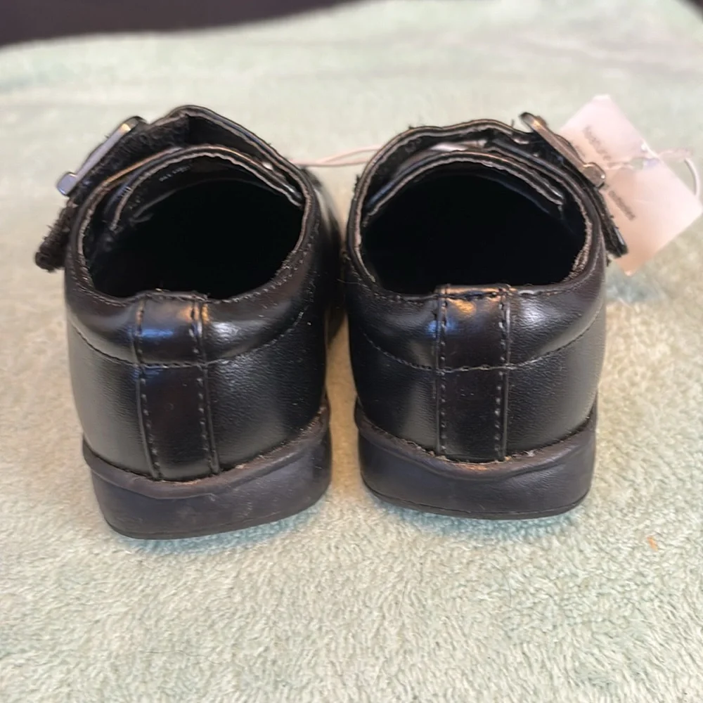 Genuine kids buy Oshkosh size 4 dress shoes, black